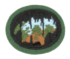 Hirschgeweih Emblem auf schwarzem Hintergrund, umgeben von grünem Rand, symbolisiert Naturverbundenheit und Wildtiere, ideal für Outdoor- und Jagd-Accessoires.