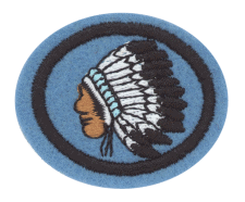 Native American Häuptlingskopf Emblem, runder Muster, traditionelles Sky-Artwork, Symbol für indianische Kultur, historischer Tribal-Logo, symbolischer Kopfschmuck, ethnisches Design, aufmerksamkeitsstarker Aufnäher.