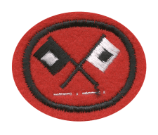 Flaggen-Emblem als Abzeichen, Symbol für Teamgeist und Erfolg, auf rotem Hintergrund, hergestellt aus Stickgarn, geeignet für Kleidung und Accessoires, ideal für Vereins- oder Teamdekorationen.