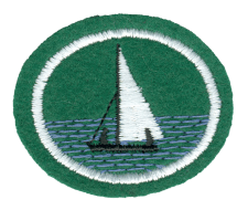 Ein grünes Stickpatch mit Segelboot-Design, geeignet für kreative Textilien, Uniformen oder Incentives im maritimen Stil. Perfekt für Vereinsabzeichen, Surfschulen oder maritime Veranstaltungen.