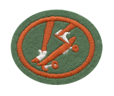 Zentrallager Abzeichen, Stickerei mit Uhr- und Werkzeugmotiven, repräsentiert Lagerlogistik, Organisation und Versand, ideal für Mitarbeiteruniformen und Firmenkleidung, Qualität und Kundenservice im Fokus.