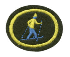 Schwarz-gelbes Patch mit Skilangläufer-Design, ideal für Outdoor- oder Sportbekleidung, symbolisiert Wintersport und Skilauf für Abzeichen und Ausrüstung.