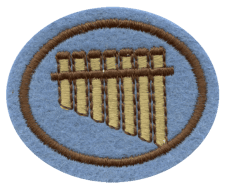 - Hochwertiges Stick Logo eines Zentrallagers, detailreiche Handarbeit, auf blauer Stoffunterlage, symbolisiert Fertigung und Logistik.