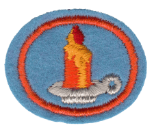 2. Hochwertige Stickerei eines Kerzenmotivs auf Textil, ideal für Abzeichen und Abzeichenfertigung im Zentrallager.