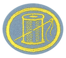 Aufnäher mit Zentrallager-Logo, symbolisiert logistische Kompetenz und Lagerverwaltung, blau mit gelbem Stickerei, ideal für Berufskleidung im Lager- und Logistikbereich.