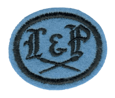 Zentrallager Logo Stickerei, blau mit schwarzem Schriftzug und Symbol, hochwertiges Abzeichen für Logistik und Lagerhaltung, repräsentativ und professionell, ideal für Firmenkleidung und Dokumente.