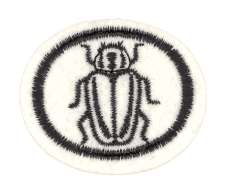 Kleiderlabel mit Insekt-Design, auf weißem Stoff eingestickt, modisches und einzigartiges Modeaccessoire im Zentrallager Sortiment.