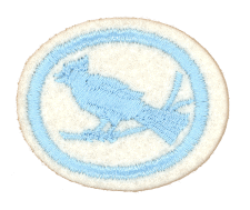 Hauptsächlich schwarze Textilien und Accessoires, die mit einem hellblauen, gestickten Adler-Logo versehen sind, symbolisieren Qualität und Markenidentität.