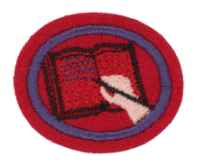 Rote Abzeichen mit schwarzem Buch und Schreibfeder, symbolisiert Ausbildung und Lernen, geeignet für Schul- oder Bildungskontext.