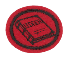 Lagerstempel auf rotem Rundaufkleber, signifikant für Lager- und Versandprozesse in Distributionszentren.