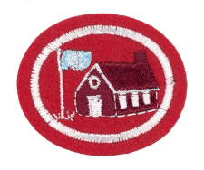 Spielplatz, Kinderhaus, Wiese, Natur, Außenbereich, Spaß für Kinder, Freizeitanlage, Spielplatz mit Haus und Wippe, Outdoor-Spielplatz, kindgerechtes Design, Kindererlebnis, Freizeitgestaltung, sichere Spielumgebung, Outdoor-Aktivitäten, familienfreundliche Umgebung.