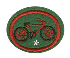 Radsport-Emblem auf grünem Hintergrund, textile Stickerei, Fahrrad-Design, detailreiche Fahrradkette und Räder, symbolisiert Fahrradfahren, Sport und Freizeit Aktivitäten.