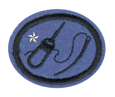 Zeitgenössisches Stoffabzeichen mit schwarzem Stickerei-Design auf blauem Hintergrund, geeignet für Kleidung oder Rucksäcke, präsentiert im Zentrallager des Advent-Verlags für schnelle Lieferung und große Auswahl.