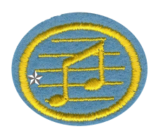 Zentrallager Stickerei-Logo, Blauer Hintergrund, gelbe Stickerei, Textillabel, Logobeschreibung, Lagerverwaltung, Versandlogistik, Unternehmenslogo, Textilkennzeichnung, Fachbetrieb.