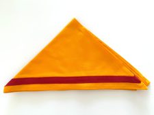 Helle gelbe Warnwestecken mit rotem Reflexstreifen, für Sicherheits- und Warnzwecke im Lager oder bei Einsätzen.