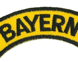 Bayern-Fanklillage mit Vereinslogo, Lagerbereich für Merchandise und Fanartikel, zentrale Lagerung von offiziellen Fanprodukten, hochwertiges Textil-Design, optimaler Versand für Fans in Deutschland.