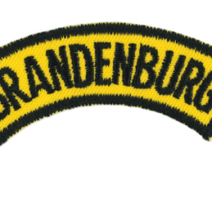 BILD: Nähte und Textilbrand auf einem Stoffpatch mit dem Schriftzug "BRANDENBURG" in Gelb und Schwarz.