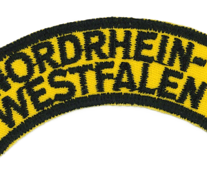 Zentrallager von Nordrhein-Westfalen-Westein, Logo mit gelbem Hintergrund und schwarzen Buchstaben, Lagerverwaltung, Logistik und Verteilzentrum, Unternehmenskennzeichen und Branding, emblematisches Design.