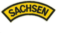 Sachsen Stoffpatch auf dunkelgelbem Hintergrund, hochwertig gestickt, symbolisiert regionale Verbundenheit und Qualität. Perfekt für Textil- und Modeanwendungen, ideal für Sammler und Fans.