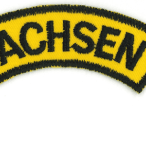 Sachsen Stoffpatch auf dunkelgelbem Hintergrund, hochwertig gestickt, symbolisiert regionale Verbundenheit und Qualität. Perfekt für Textil- und Modeanwendungen, ideal für Sammler und Fans.