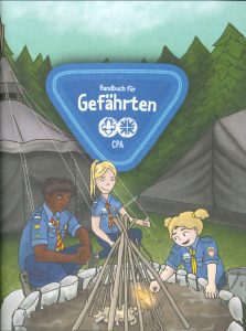 Feuerstelle im Zeltlager mit Pfadfinderkindern, die herumhockend und beim Lagerfeuer sitzen, zentrales Bild auf das handbuch für gefährten, Kinder in Pfadfinderuniformen im Wald.