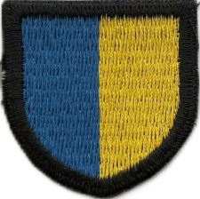 Blau-gelbes Wappen-Stickerei-Abzeichen, dekoratives Textil-Emblem für Uniformen und Auszeichnungen.