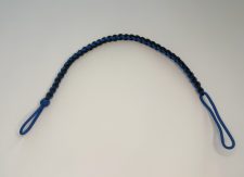 Schlüsselring aus robustem Paracord, blau-schwarz geflochten, langlebig und vielseitig. Perfekt für Schlüssel, Outdoor-Ausrüstung oder als modisches Accessoire. Hochwertige Handwerkskunst für Alltag und Abenteuer.