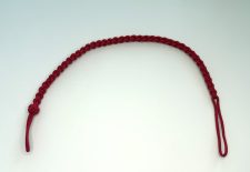 Rote Flechtkordel mit Schleife, vielseitig verwendbar als Dekoration oder Schmuckzubehör.