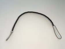 Schwarz-grau geflochtener Schlüsselriemen mit Ringschlaufe für Schlüssel oder kleine Gegenstände.