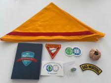 Farbige Scoutgruppe-Accessoires, inklusive Halstuch, Abzeichen, Badge, Sticker, Lesezeichen und Sitzknoten, im zentralen Lager für Pfadfinder in Deutschland.