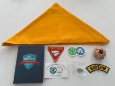 Pfadfinder Abzeichen, Mitgliedsbuch, gelber Halstuch, Bälle und Knopf, passende Erinnerungsstücke für Pfadfinder im Zentrallager.