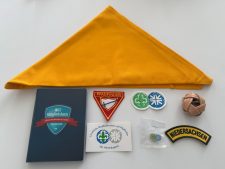 Pfadfinder Abzeichen und Zubehör auf weißem Hintergrund.