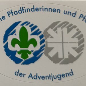 Pfadfinderinnen und Pfadfinder der Adventjugend Logo, baldiges Lager, Gemeinschaft, Zentrallager, Organisation, christliche Werte, Jugendgruppen, Pfadfinderaktivitäten, schwarz-weiß Design, Logo der Adventjugend.