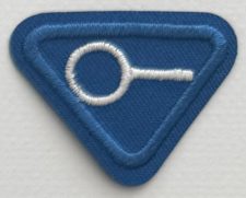 Eingraviertes Zentrallager-Logo auf blauer Stoffstickerei, symbolisiert Lagerverwaltung und Logistik bei Advent Verlag.