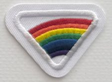 Regenbogen-Emblem mit bunten Farblinien, hochwertig gestickt, auf weißem Stoffhintergrund, symbolisiert Vielfalt und Kreativität, geeignet für Promoflächen und Markenpräsenz.