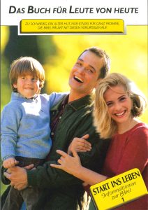 Lebendiges Familienfoto mit lachendem Mann, Frau und Kind in sonnigem Park, passend für christliche Bildung, Bibelstudium, erstes Bibelwissen, religiöse Erziehung, Start ins Leben, Eltern-Kinder-Biblestudium.