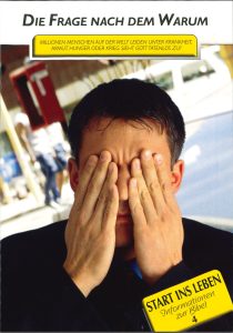 Start ins leben, bibel, informationen, religion, bibel2. Hochwertiges Foto eines Jungen, der seine Hände vor das Gesicht hält, auf einer Publikation zum Thema "Start ins Leben" mit religiösem Bezug und Bibel-Informationen.