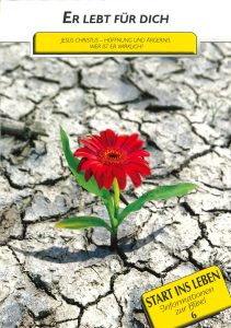 Eine rote Blume wächst aus trockener, rissiger Erde und symbolisiert Hoffnung und neues Leben trotz widriger Umstände. Das Bild ist Teil eines christlichen Lernmaterials mit Bezug auf Bibel und Glauben.