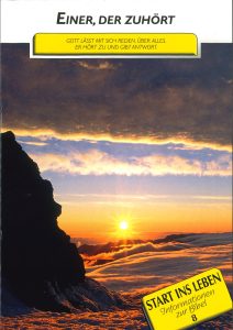 Sonnenaufgang über Wolken und Berggipfel, symbolisiert Inspiration und Lebensbeginn, passend für christliche Literatur, Bibelstudien und spirituelle Motivation, ideal für den Zentrallager-Bestand.