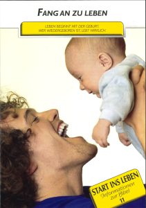Lächelnder Mann hält Baby hoch bei Familie, Leben, Geburt, Kinder, Freude, Glück, Liebe, Eltern, Baby, glückliche Momente, Familienglück, Zentrallager, Advent-Verlag, inspirierende Bilder, positive Atmosphäre.