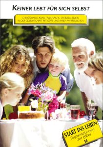 Familienfeier im Garten mit Kindertisch, Blumen, Kuchen und Getränken, im Freien, fröhliches Zusammenkommen, gemeinsames Essen, Familienfest, Natur, Gartenparty, Verstärkung durch Geschwister, Freude und Gemeinschaft.