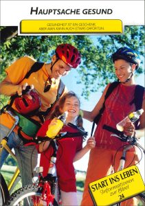 Gelb, rotes Fahrradhelme, fröhliche Familie beim Radfahren, umweltfreundliche Mobilität, Outdoor-aktivitäten, gesunde Lebensweise, positive Familienzeit, Naturerlebnis, Kinder und Erwachsene, sportliche Freizeitgestaltung.