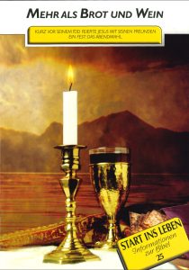 Kerzenlicht und Goldgläser auf einem biblischen Buchcover mit Berglandschaft im Hintergrund, Fokus auf christliche und religiöse Themen, geeignet für Führungen im Zentrallager.