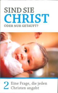 Glaubensfragen im Christentum – Baby mit Wasser getauft, religiöse Erziehung, christliche Taufe, Kinder in der Kirche, christliche Glaubensüberzeugungen, religiöse Fragen für Christen.