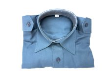 Ausgeknipste blaue Stoffhemd mit Krawattenhalter, Büro- und Businesskleidung, gut organisierter Lagerbestand, zentrale Lagerverwaltung für Textilien und Arbeitskleidung.