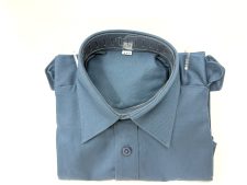 Herrenhemd in Dunkelblau, gebügelt, mit Kragen und Knöpfen, auf weißem Hintergrund.