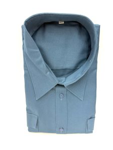 Hemd in Hellblau, sauber gefaltet, geeignet für Lager und Versand, mit Knopfverschluss und spitzen Kragen. Perfekt für Büro, Business und formelle Anlässe, bewahrt Leder und Textilqualität.