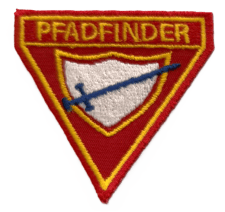 Pfadfinder Abzeichen, Wappen mit Schwert, traditionelle Zeltsymbolik, Outdoor-Ausrüstung, Jugendorganisation, Zentrallager, Advent-Verlag, Gemeinschaft, Abenteuer, Erziehung, patriotisches Emblem.
