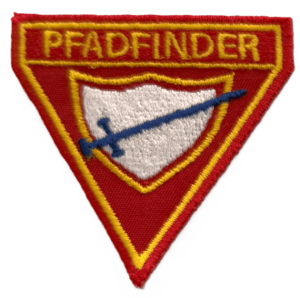 Pfadfinder Abzeichen, Wappen mit Schwert, traditionelle Zeltsymbolik, Outdoor-Ausrüstung, Jugendorganisation, Zentrallager, Advent-Verlag, Gemeinschaft, Abenteuer, Erziehung, patriotisches Emblem.