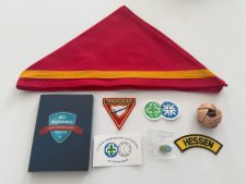 Hüttenabzeichen und Scout-Zubehör für Pfadfinder, inklusive Knoten, Mitgliedsbuch, Abzeichen und Schärpe. ideal für Pfadfinder im Zentrallager, nachhaltige Ausrüstung für Jungpfadfinder, Outdoor-Bekleidung und Scouts-Accessoires.